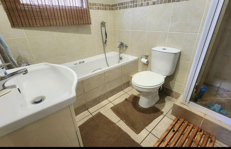 2 Bedroom Property for Sale in Langenhovenpark Free State